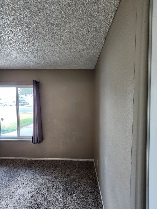 Building Photo - Inviting 3-Bedroom Home