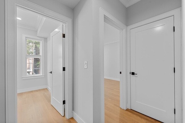 Building Photo - 535 Newbury St