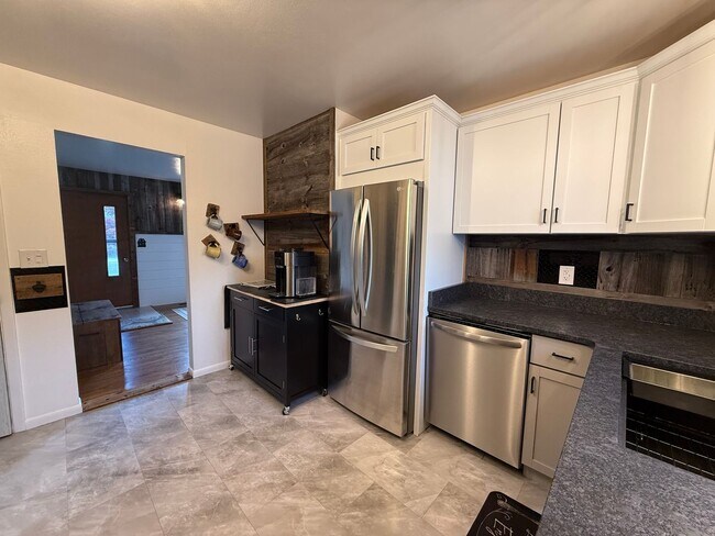 Building Photo - Spacious Rural Ranch!