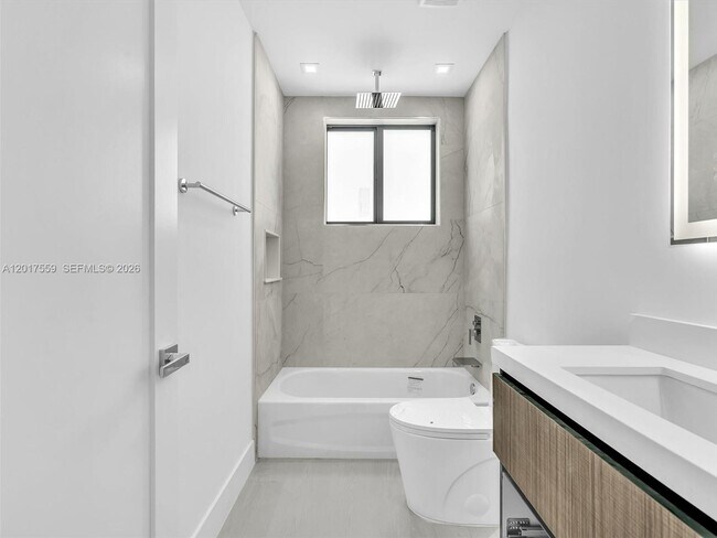 Building Photo - 4640 SW 32nd Ave