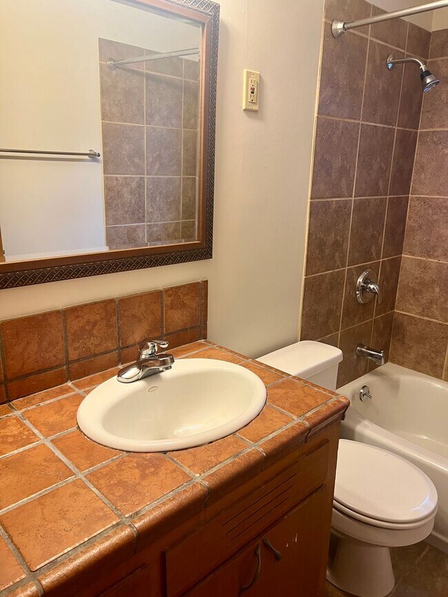 Building Photo - Cozy Ballard studio with charming kitchen & dining nook! Brand new LVP floors!