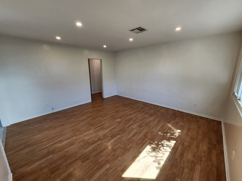 Building Photo - 10449 Cantara St