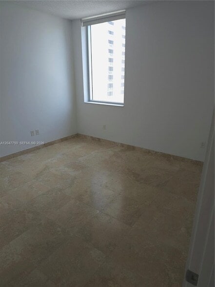 Building Photo - 1060 Brickell Ave
