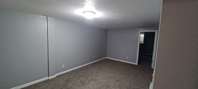 Building Photo - Lovely brick ranch in Millersburg!