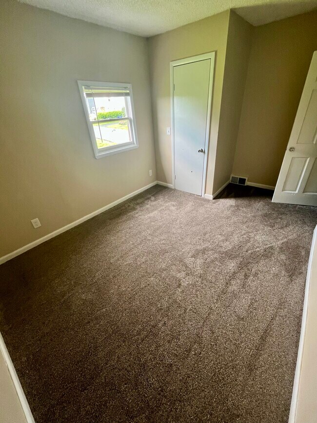 Building Photo - 227 Maple St