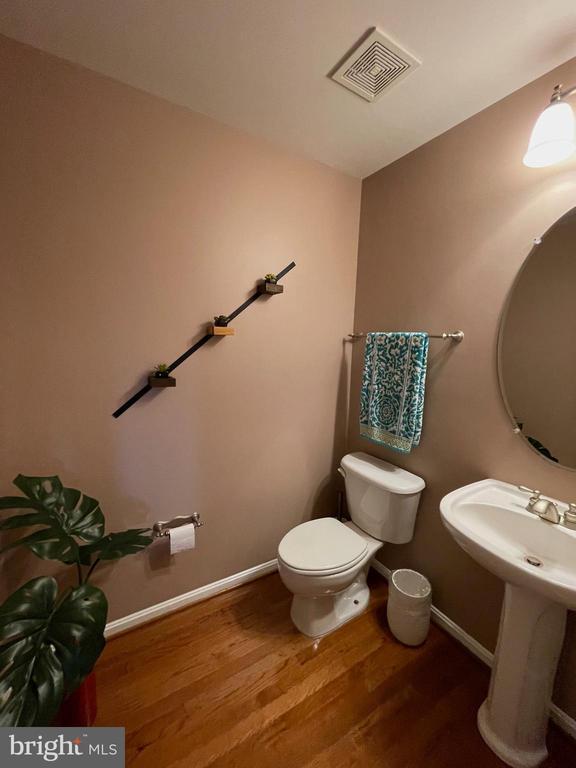 Building Photo - 22098 Avonworth Square