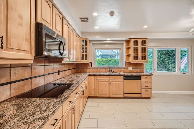 Building Photo - 3766 Willowcrest Ave