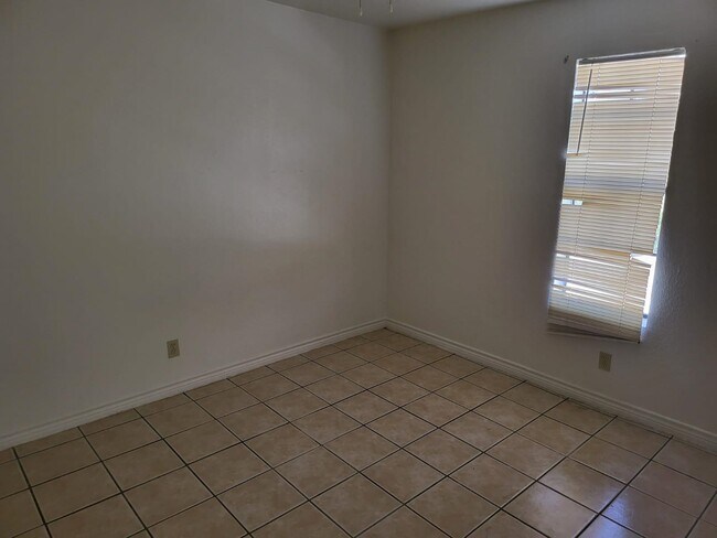 Building Photo - 2704 E Kearney St