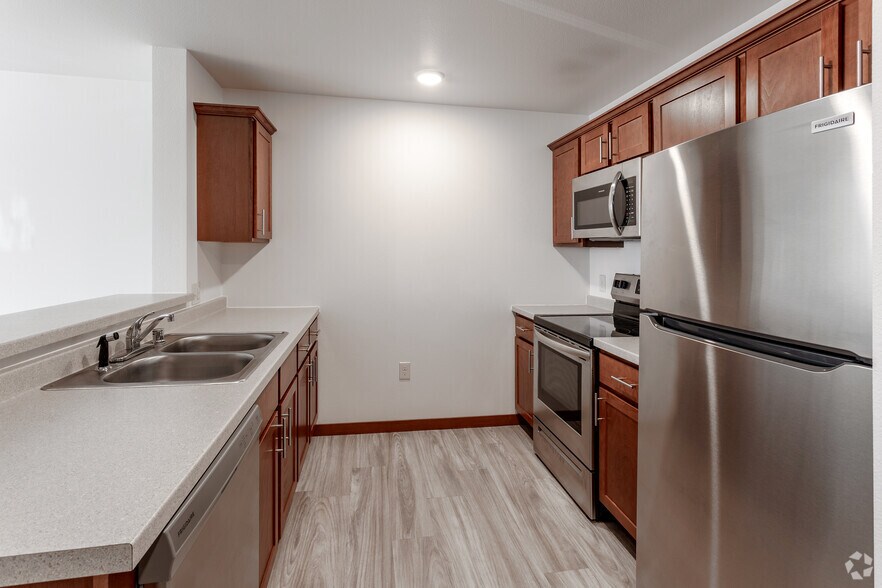 2BR, 2BA - 970SF - Kitchen - Station Street Apartments
