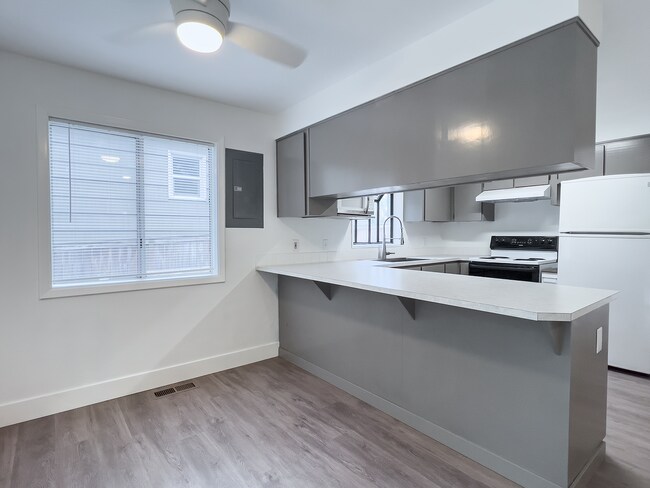 Building Photo - Charming Renovated Ranch 3 Bed + 2 Bath House! Washer & Dryer! Located in Portland's SE Brooklyn ...