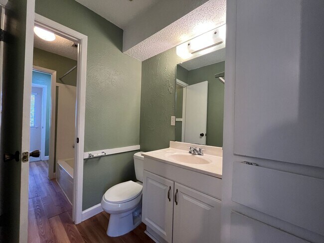 Building Photo - 2 Bedrooms in Great Dove Springs Location