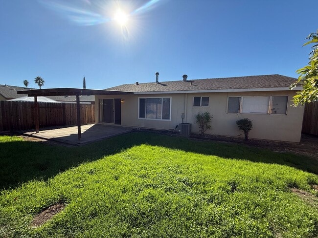 Building Photo - 3 bed 1 bath available in North Highlands!