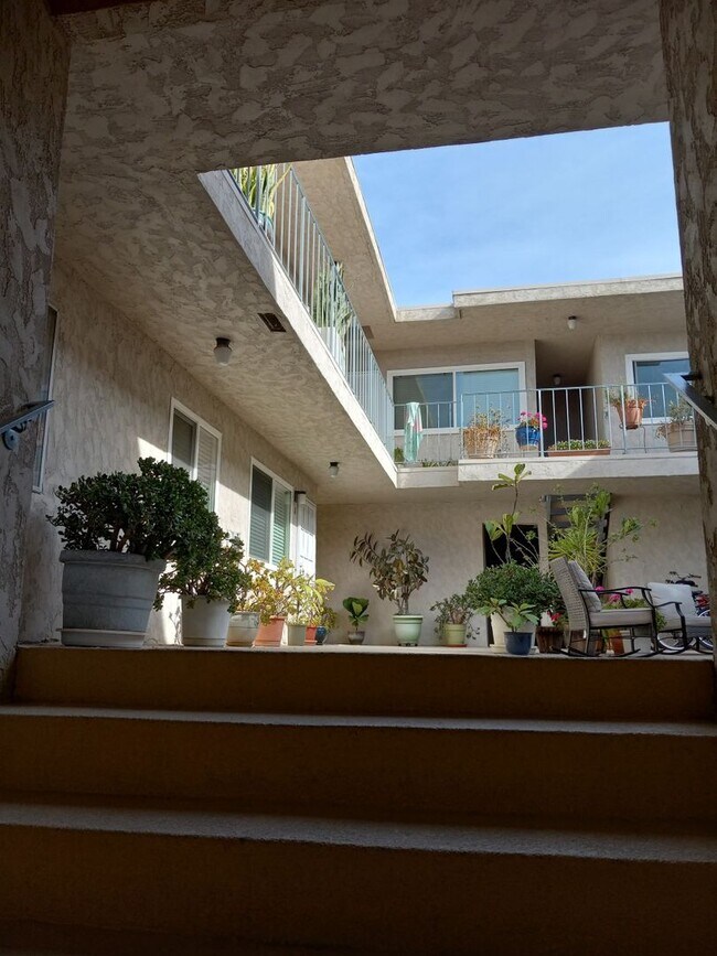 Building Photo - Location is Everything!  2 Minute Walk to ...