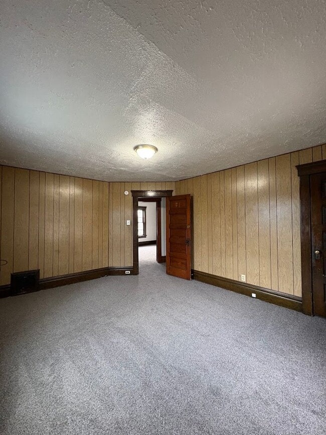 Building Photo - Large 4 bedrooms 2 full bathroom home for rent