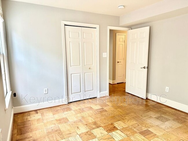 Building Photo - 3273 Sutton Pl NW