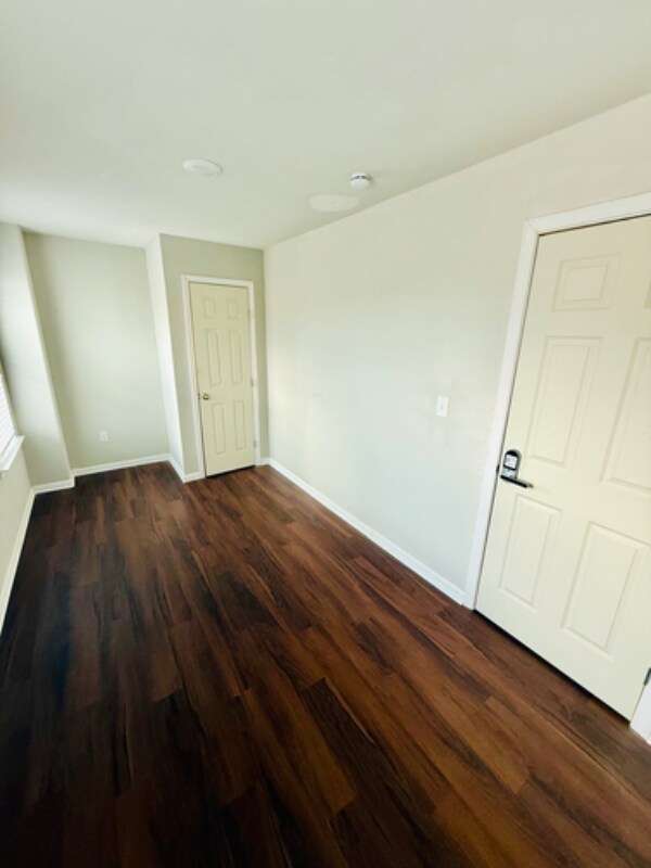 Building Photo - 400 Eagle Brook Ln