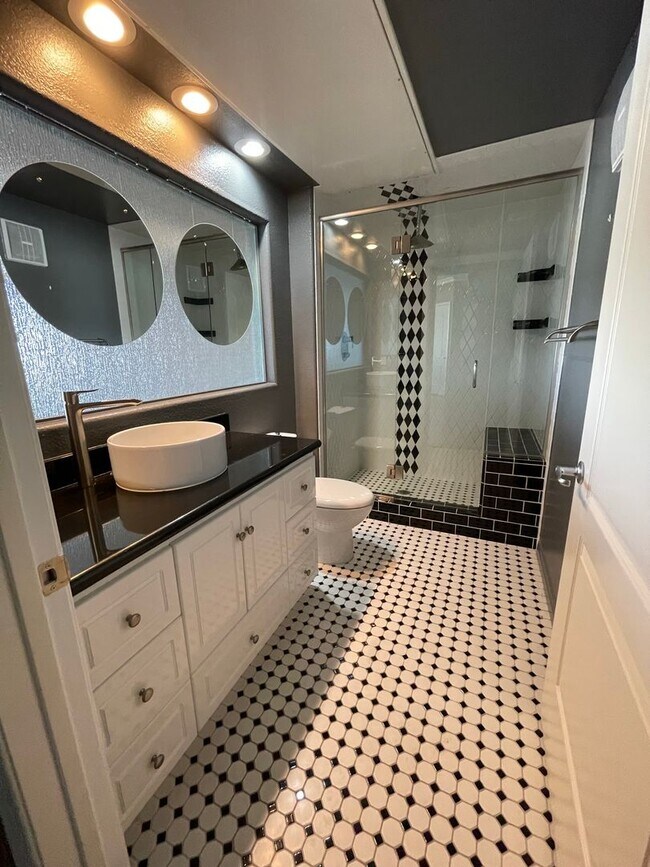 Building Photo - Coming Soon-Gorgeous & Spacious Loft Style 1 Bedroom Unit in Guard Gated Manhattan Condos!