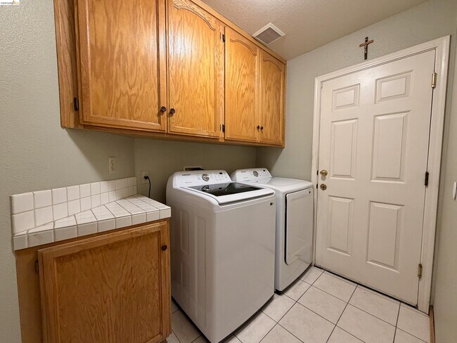 Building Photo - 7 Goldmeadow Ct