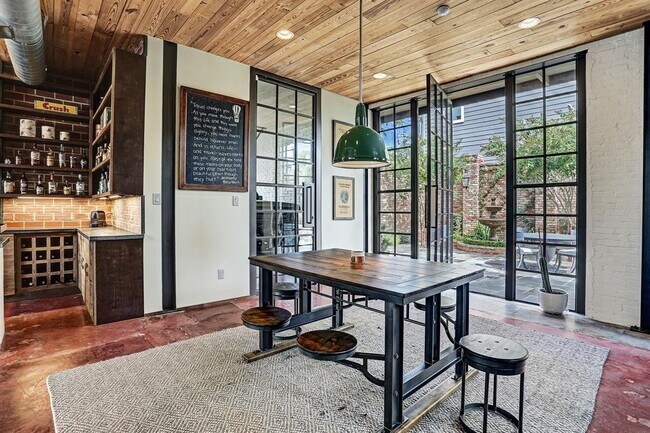 Building Photo - 808 Coronado St