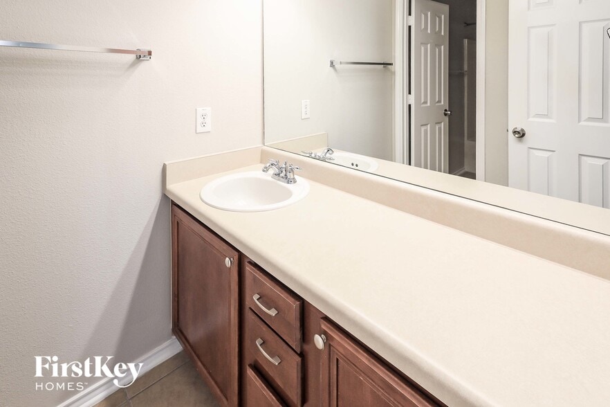 Building Photo - 315 Willow Grove Dr