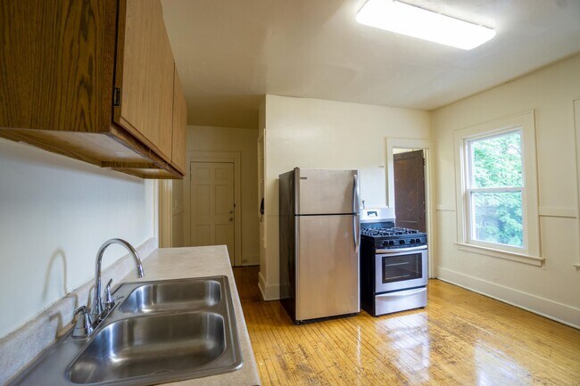 Building Photo - 7/1/26 Bright and Spacious Apartment Close...