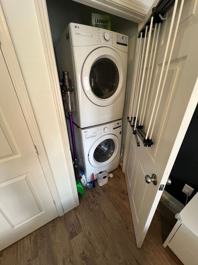 Building Photo - Pre Leasing for fall 2026! 3/2 in Medical District