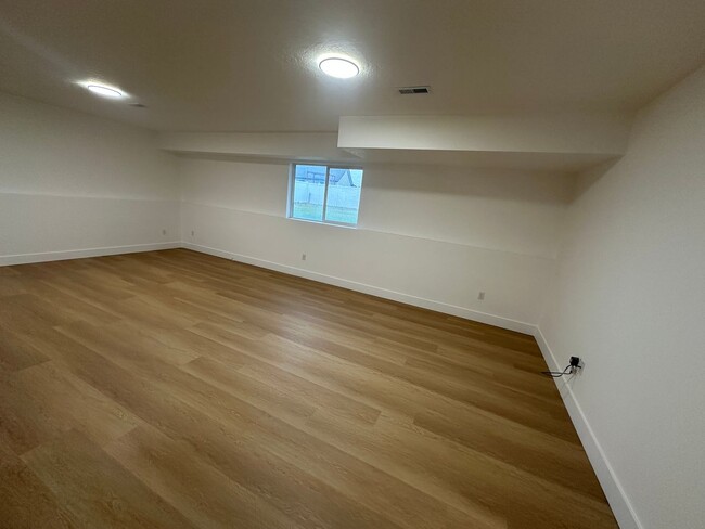 Building Photo - Move in special!! SPACIOUS Single Family -...