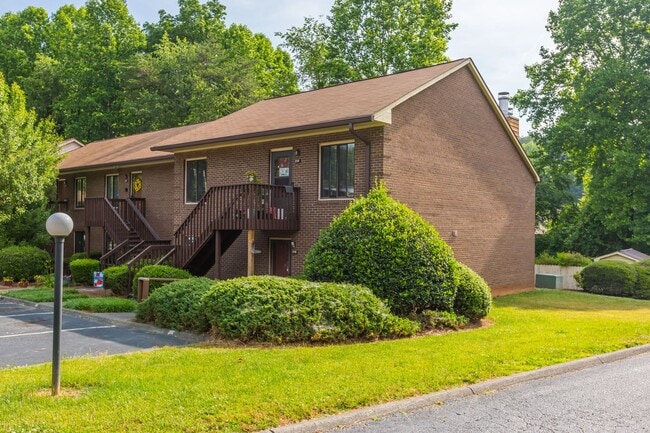 Building Photo - Great 2 Bedroom Available End Of July