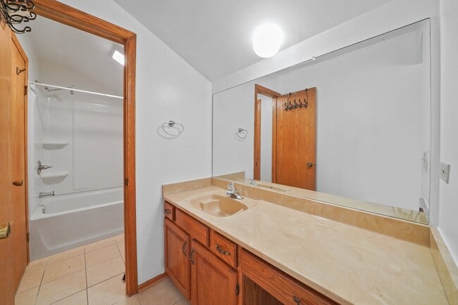 Building Photo - 2 Bed+1 Room in the Basement/1.5 Bath Townhouse