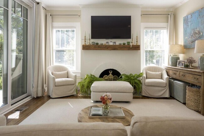 Building Photo - 801 Durant Pl NE