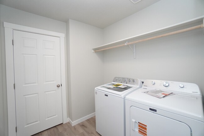 Building Photo - 1218 W Bass River Dr