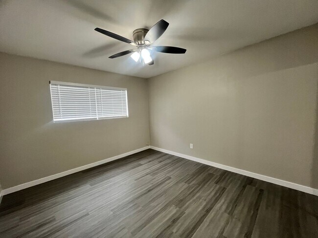 Building Photo - SPACIOUS 2 BEDROOM 1 BATH UPSTAIRS