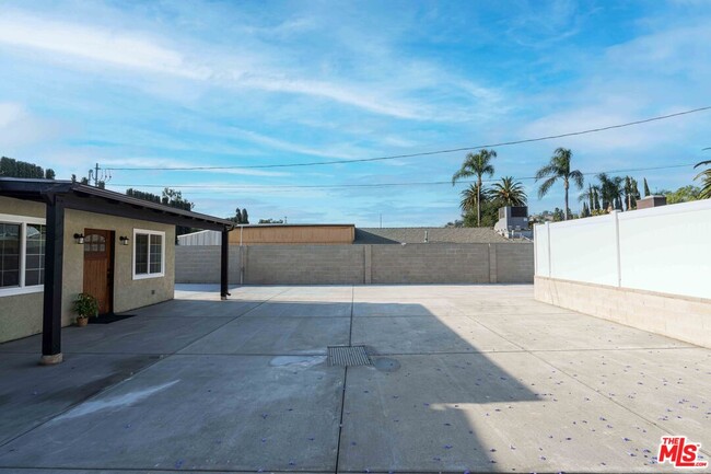 Building Photo - 9701 Wheatland Ave