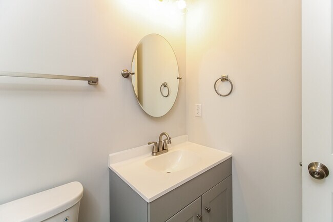 Building Photo - 2631 Hillway Dr