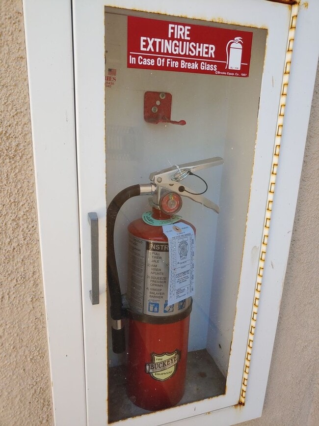 Building Photo - Gorgeous Spacious TownHome in Downtown Mou...