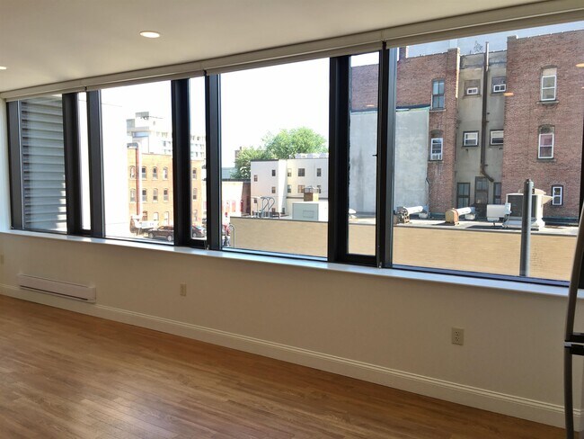 Building Photo - 875 Elm St