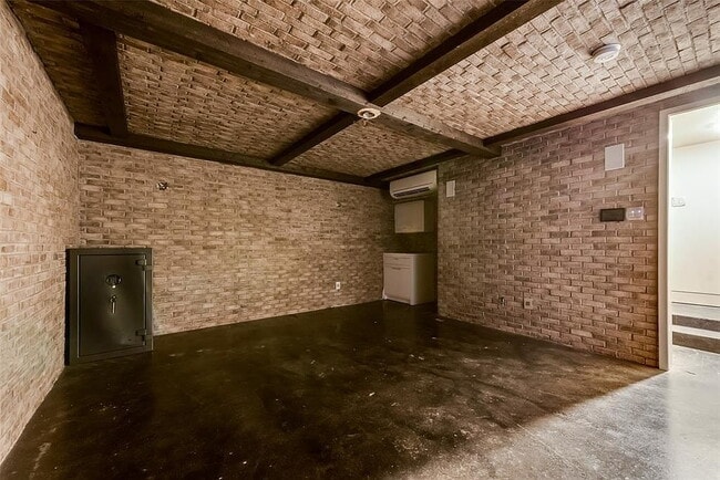 Building Photo - "Luxurious 3-Bed Oasis with 5 Full Baths in Prime Dallas Location - 4,666 Sq Ft of Elegance!"