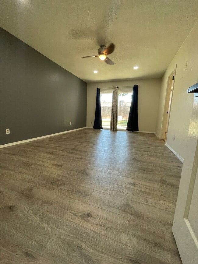 Building Photo - 3 Bedroom / 2 Bathroom for Rent $2,500