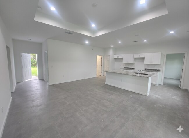 Building Photo - Large 3 Bedroom, 2 Bath + Den
