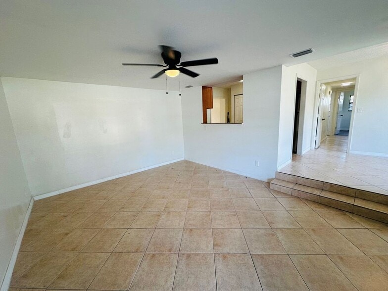 Building Photo - 1904 Delaroche Dr W