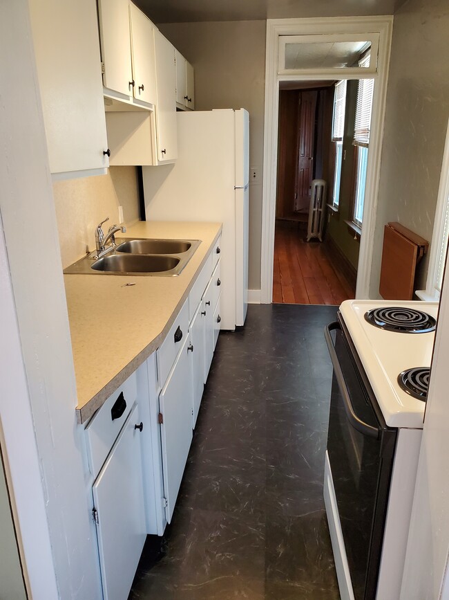 Building Photo - 18 E Main St