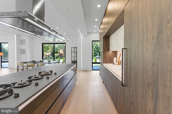 Building Photo - 1733 Chain Bridge Rd