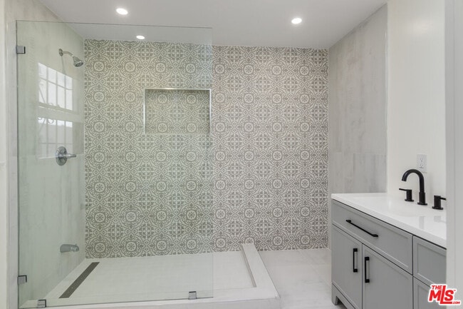 Building Photo - 1114 S Orange Dr