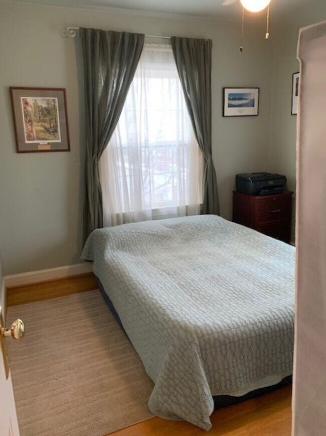 Building Photo - Beautiful 2 Bedroom 1 Bathroom End Unit, B...