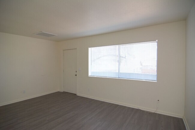 Building Photo - Remodeled 3 Bedroom 1 Bath Five-plex! Clos...