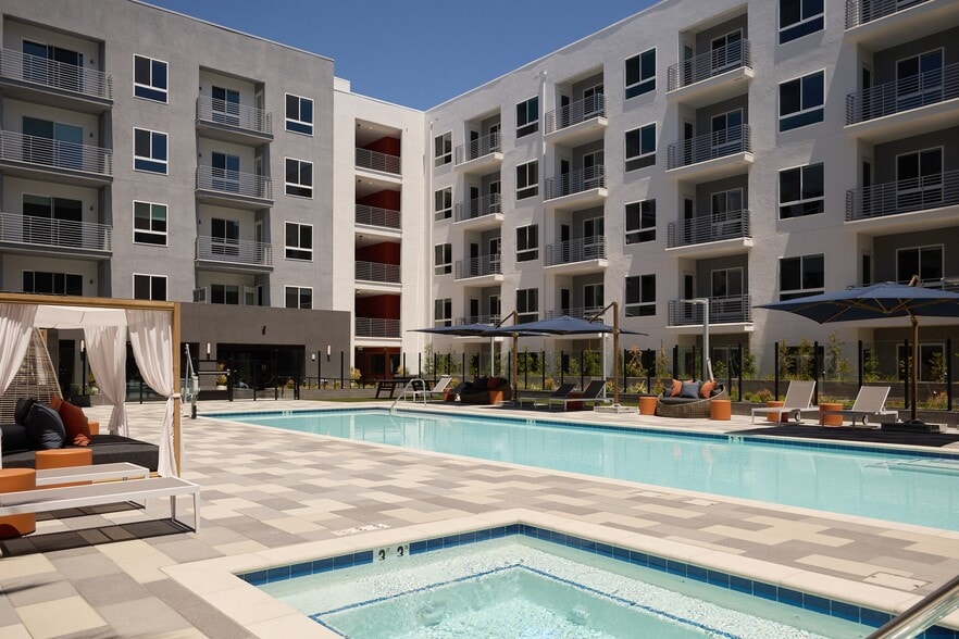 The Pool - The Q De Soto