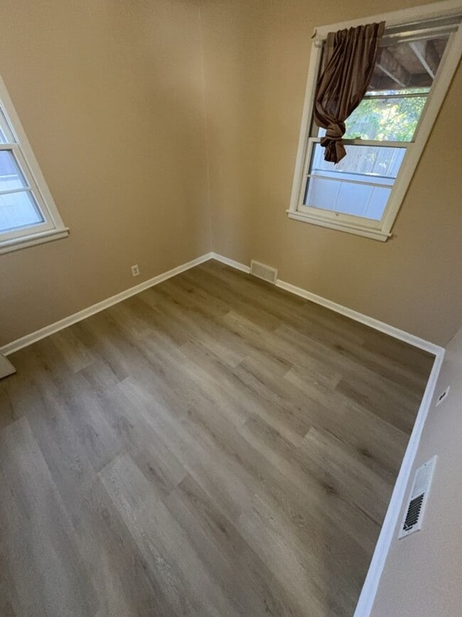 Building Photo - Beautifully Updated 3 Bedroom 2 Bath Home ...