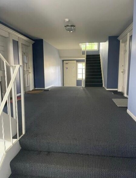 Building Photo - 468 Fox Hills Dr S