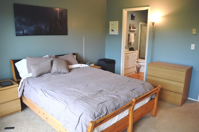 Building Photo - Updated Two Bedroom Condo with Views of th...