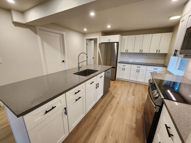 Building Photo - Gorgeous Remodeled 3 bed 2.5 bath in West ...
